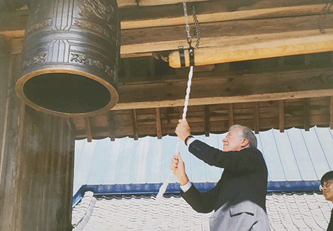 The Carter Center in Atlanta, Georgia, USA, features a temple bell usually seen in Japanese temples (also known as a bonsho) on display. In fact, it was this bell that had marked the start of a period of lasting cultural exchange involving former U.S. President Jimmy Carter and Konu, a small town in Miyoshi City in northern Hiroshima Prefecture. This exchange has lasted over 30 years.